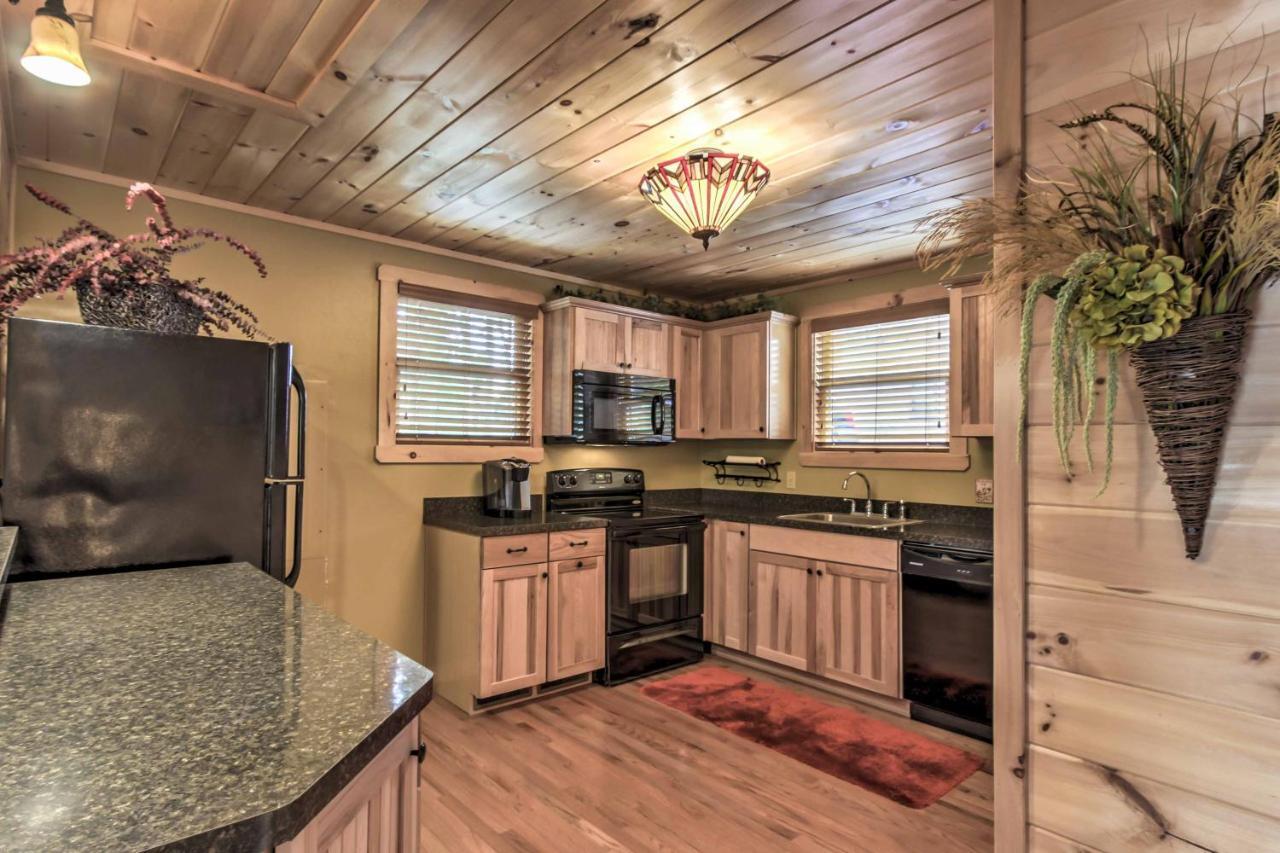 Private Sevierville Cabin With Mountain Views And Loft Exterior photo